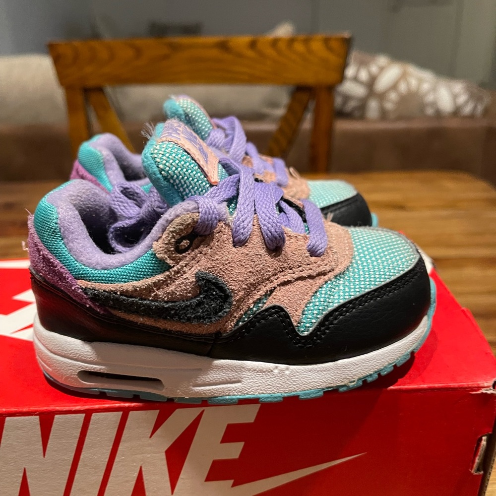 Toddler Nike shoes size 6 (happy day)